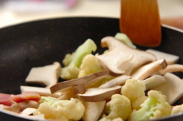 キノコとカリフラワーのチーズサラダの作り方の手順3