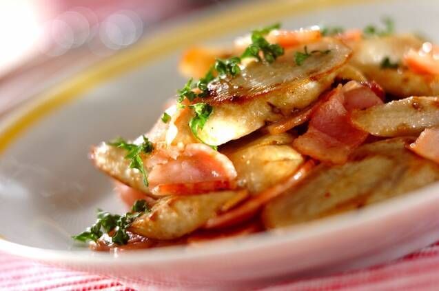 皿に盛りつけられた新ごぼうのバターソテー