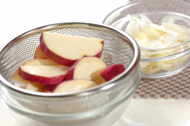 豚とサツマイモのみそ汁の作り方の手順1