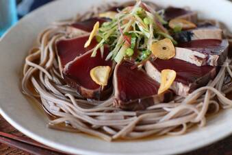 ごま油香る！香味野菜とカツオたたきの冷やし和えそば　by ぐっち夫婦