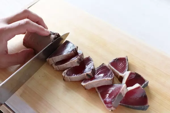 ごま油香る！香味野菜とカツオたたきの冷やし和えそば　by ぐっち夫婦の作り方1