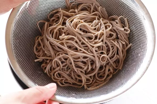 ごま油香る！香味野菜とカツオたたきの冷やし和えそば　by ぐっち夫婦の作り方2