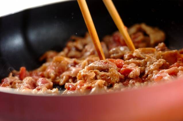 トマトと豚肉の卵炒めの作り方の手順2