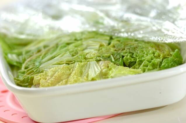 白菜と豚肉のレンジ蒸しの作り方の手順2