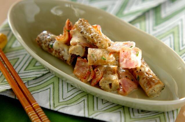 生クリームを使う新ごぼうを使ったカルボナーラ風炒めが緑色の器に盛り付けられているところ