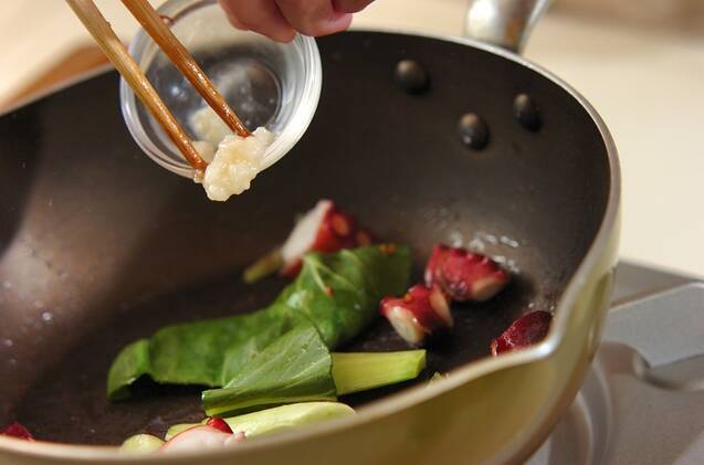 タコとチンゲンサイの塩麹炒めの作り方の手順2