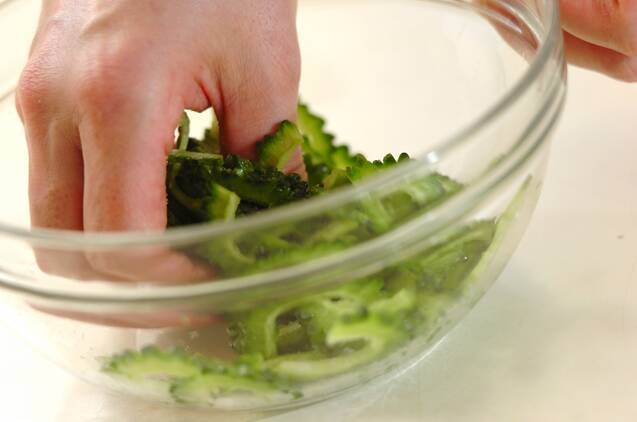 ゴーヤのみそ汁の作り方の手順1