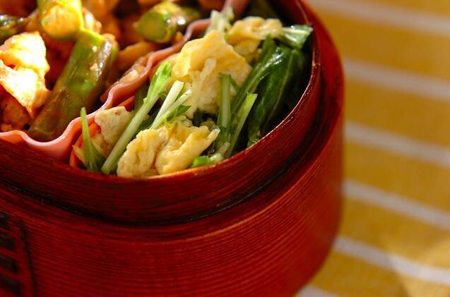 スクランブルエッグと水菜のサラダ