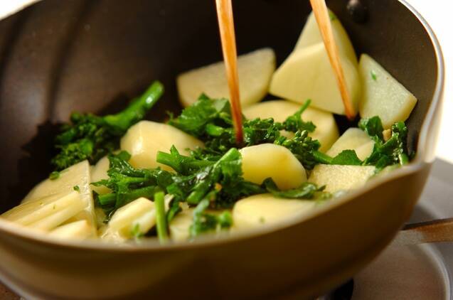 ジャガイモと菜の花の炒め物の作り方の手順3