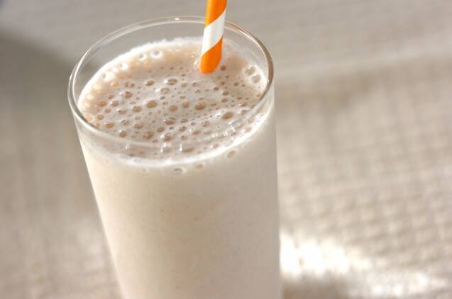 ココア色にほんのり色づいたチョコバナナスムージー