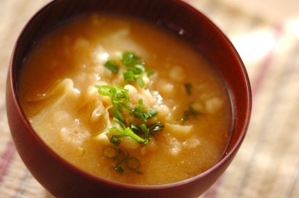 キャベツと天かすのみそ汁