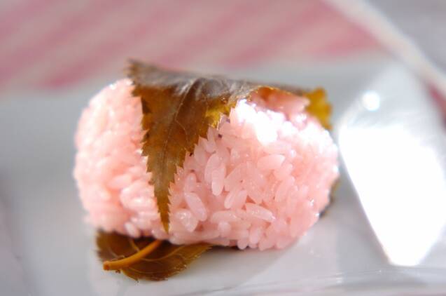 角皿に盛り付けた桜もち