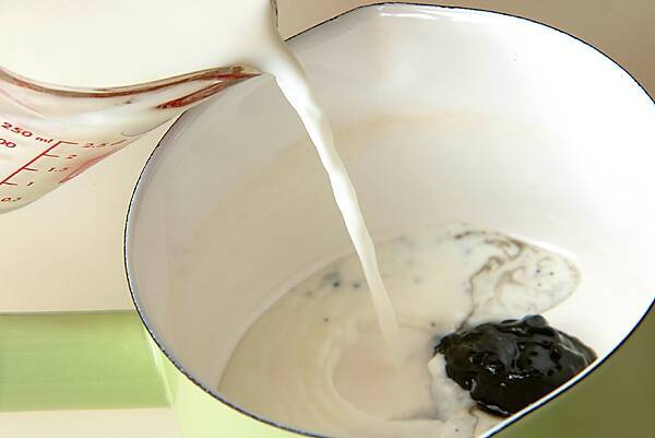 黒ゴマプリンの作り方の手順2