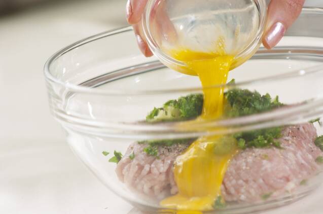 お弁当にもぴったり！具だくさん鶏つくねの作り方の手順2