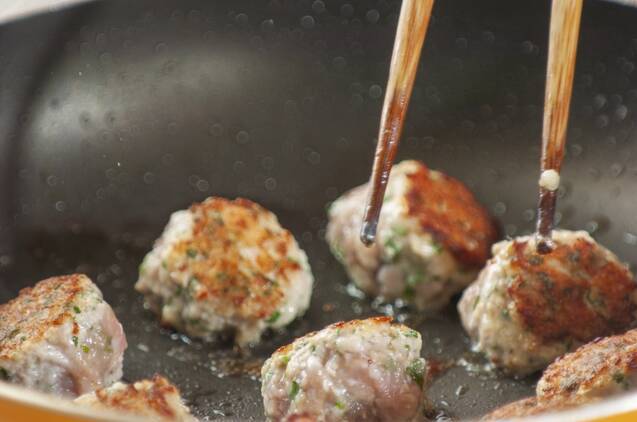 お弁当にもぴったり！具だくさん鶏つくねの作り方の手順3