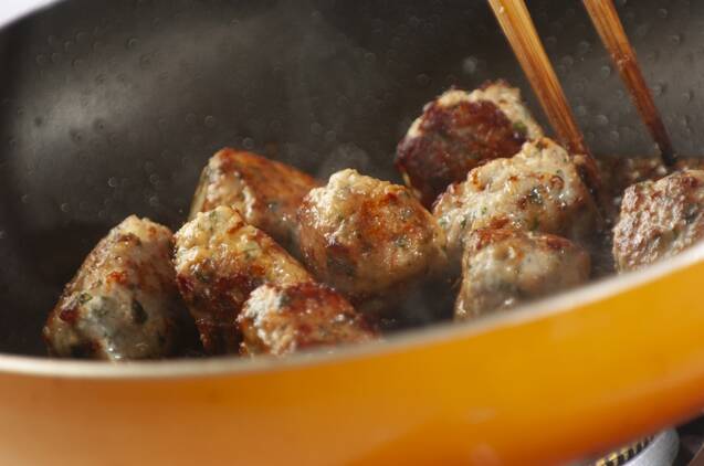 お弁当にもぴったり！具だくさん鶏つくねの作り方の手順4