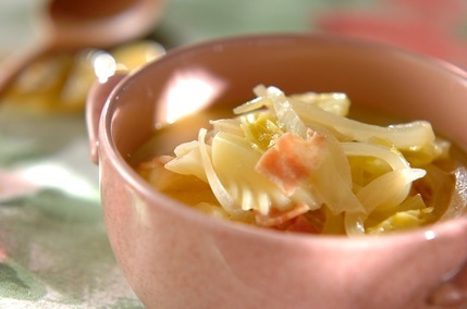 たっぷりキャベツとベーコンのヘルシー豆乳スープ
