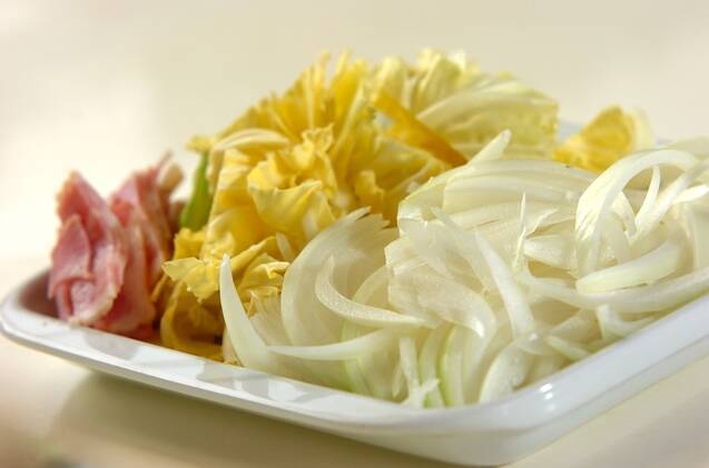 たっぷりキャベツとベーコンのヘルシー豆乳スープの作り方の手順1