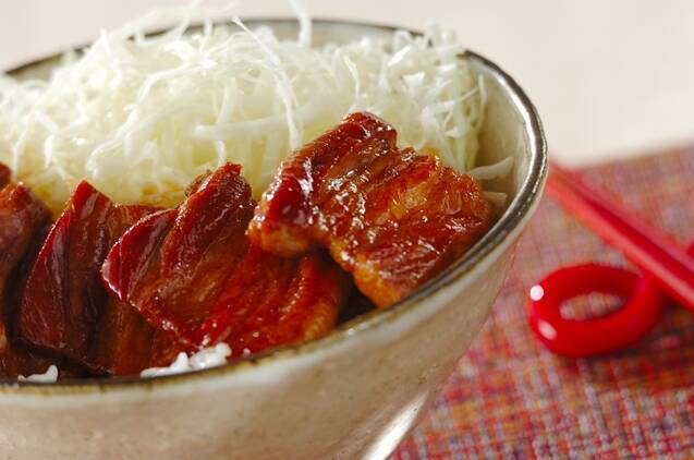 豚バラ肉とキャベツのコクうま丼