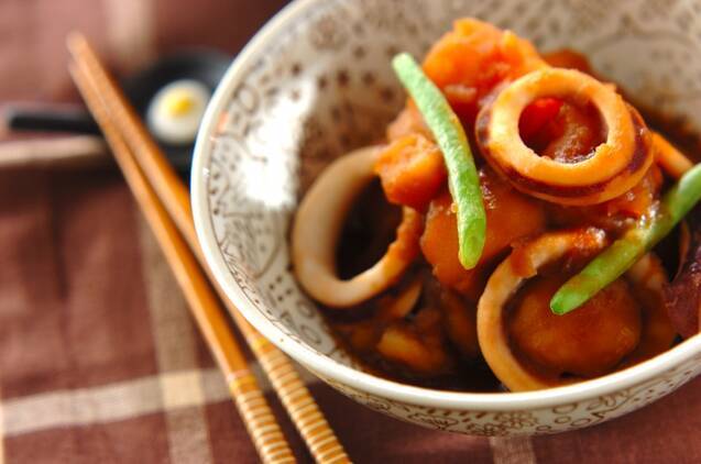 煮汁が染み込んだじゃがいもとイカの煮物がある食卓