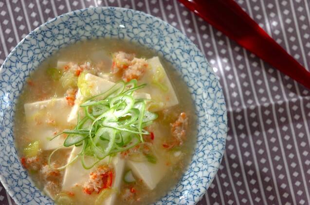 器に盛り付けた豆腐のカニあんかけ