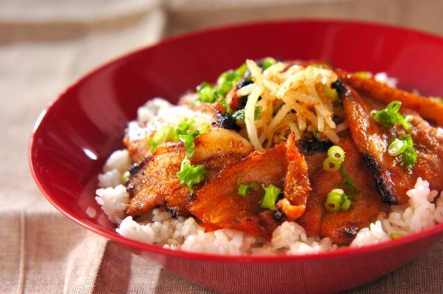 赤い器に盛り付けた、豚バラもやしの辛みそ丼