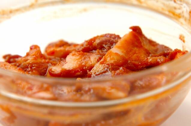 豚バラ肉とモヤシの旨辛丼の作り方の手順1