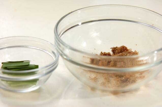 豚バラ肉とモヤシの旨辛丼の作り方の手順2