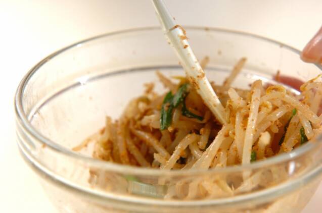 豚バラ肉とモヤシの旨辛丼の作り方の手順3