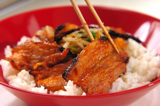 豚バラ肉とモヤシの旨辛丼の作り方の手順5