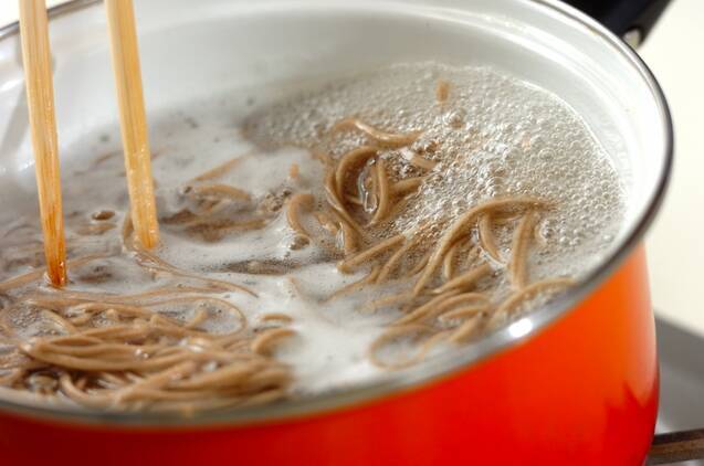 冷やしナメコおろしそばの作り方の手順3