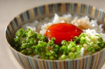 ご飯のお供に卵黄のしょうゆ漬け