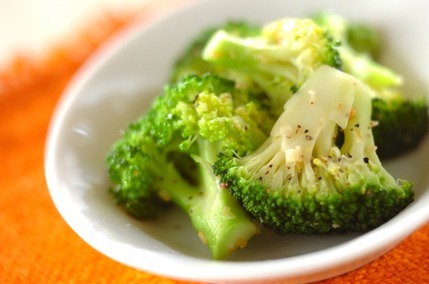 ブロッコリーのアンチョビ炒め