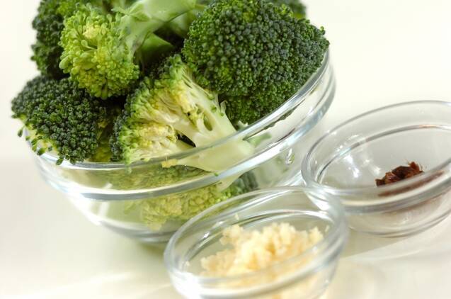 ブロッコリーのアンチョビ炒めの作り方の手順1