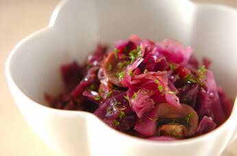 紫キャベツと厚切りベーコンの赤ワイン蒸し煮