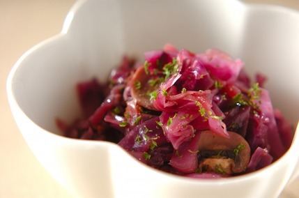 紫キャベツと厚切りベーコンの赤ワイン蒸し煮