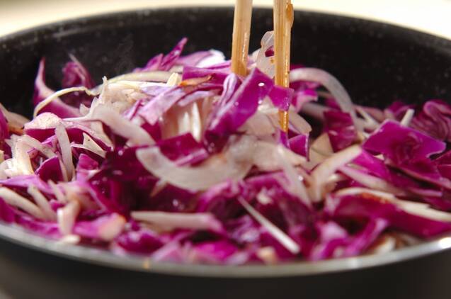 紫キャベツと厚切りベーコンの赤ワイン蒸し煮の作り方の手順2