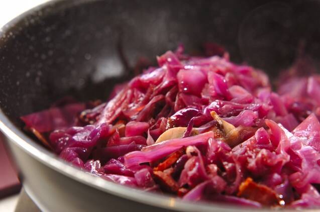 紫キャベツと厚切りベーコンの赤ワイン蒸し煮の作り方の手順3