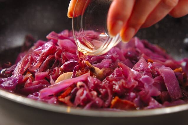紫キャベツと厚切りベーコンの赤ワイン蒸し煮の作り方の手順4