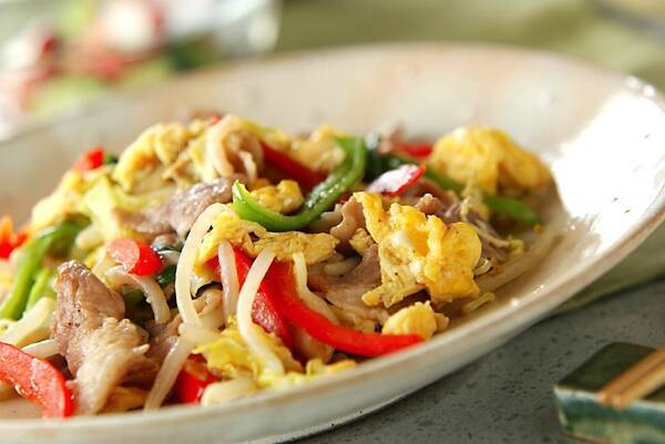 白い皿に盛られた豚キャベツ卵のオイスターソース炒め