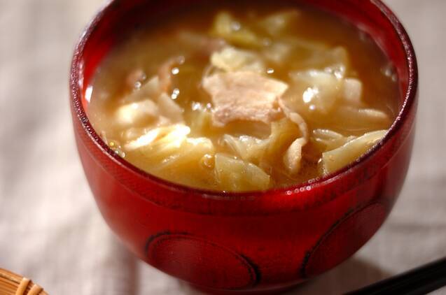 お椀に入ったキャベツ入りの豚汁