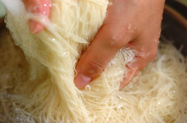 ウナギの素麺ペペロンチーノの作り方の手順1