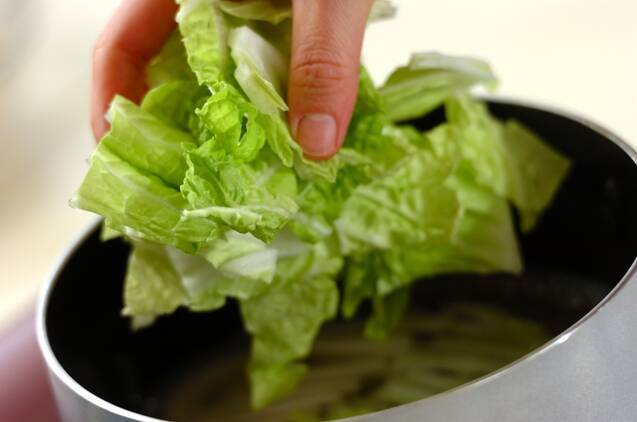 白菜の味噌汁 簡単レシピ by保田 美幸さんの作り方の手順2