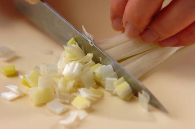 簡単！ネギが香ばしいワカメスープの作り方の手順1