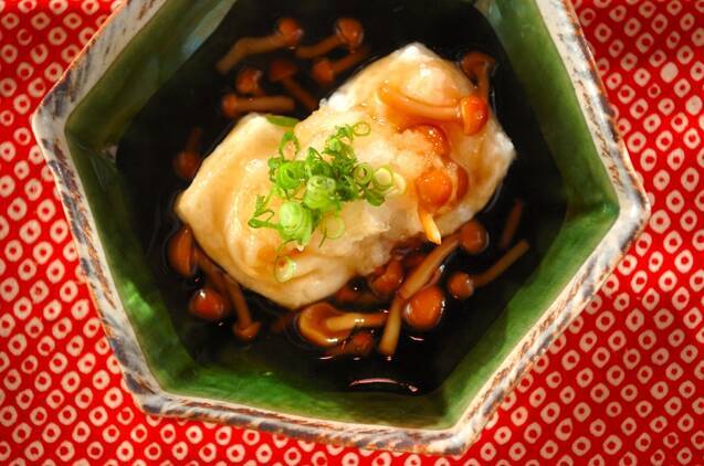 和の器に盛られた、揚げ餅の揚げ出し