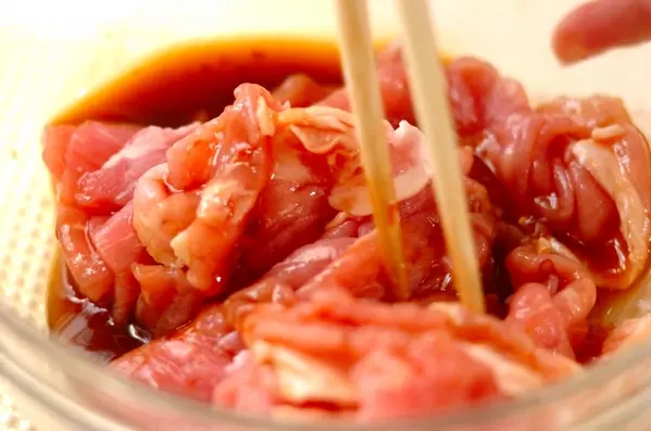 ピリ辛が絶品!豆板醤の人気レシピ 豚肉と野菜炒め by保田 美幸さんの下準備1