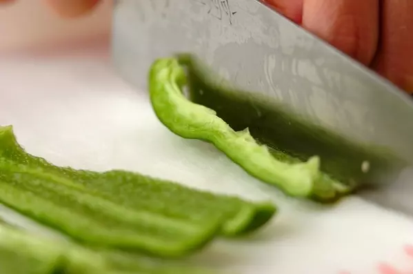 ピリ辛が絶品!豆板醤の人気レシピ 豚肉と野菜炒め by保田 美幸さんの下準備2