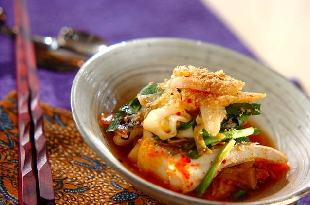 白い皿に盛られたたらのキムチ煮