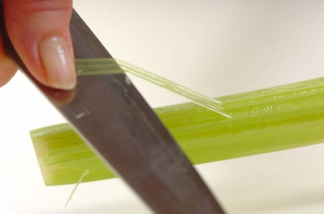 エビとセロリのピリ辛炒め物の作り方の手順2