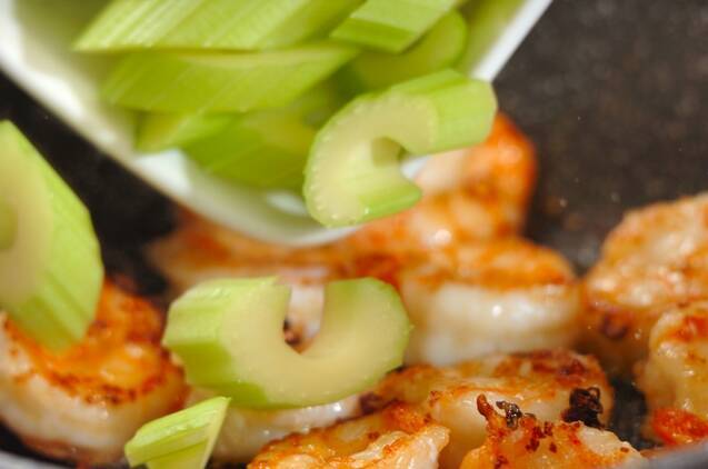 エビとセロリのピリ辛炒め物の作り方の手順4